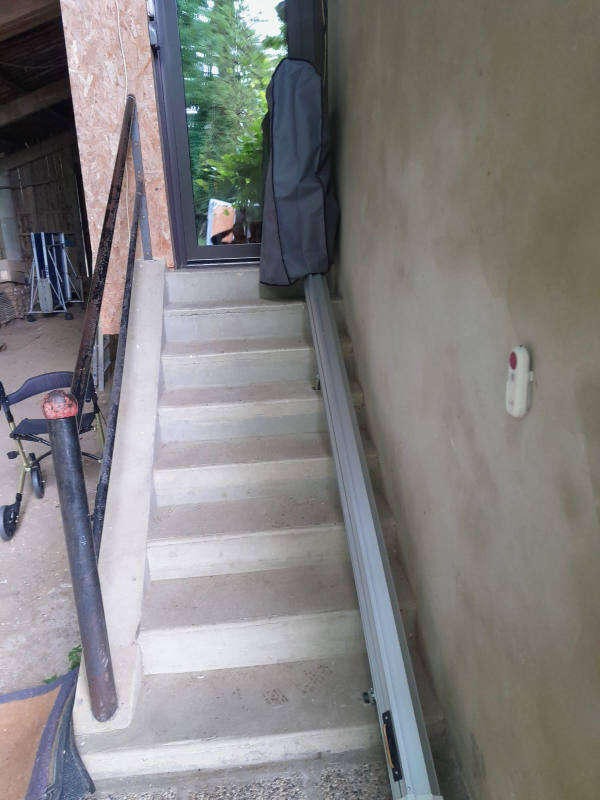 Photo de la référence Fauteuil monte-escalier droit à SAINT-ANTOINE-L'ABBAYE (38160)