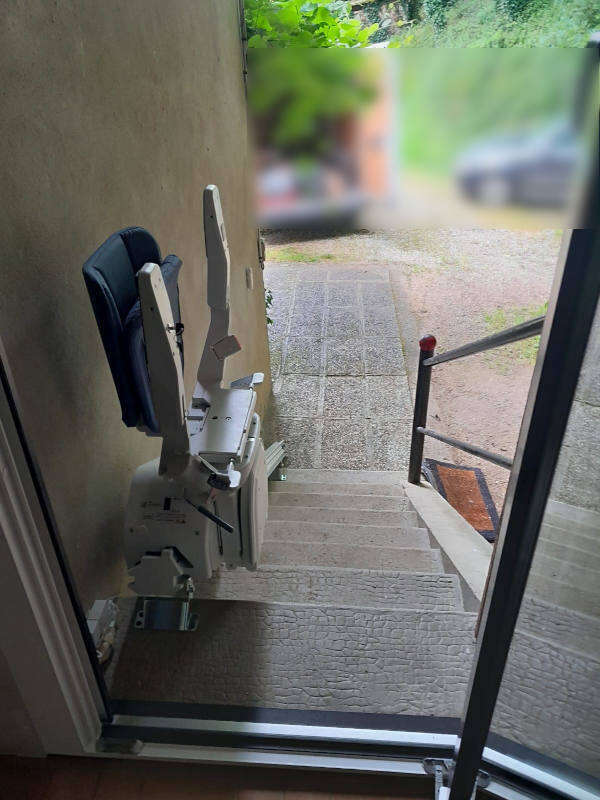 Photo de la référence Fauteuil monte-escalier droit à SAINT-ANTOINE-L'ABBAYE (38160)