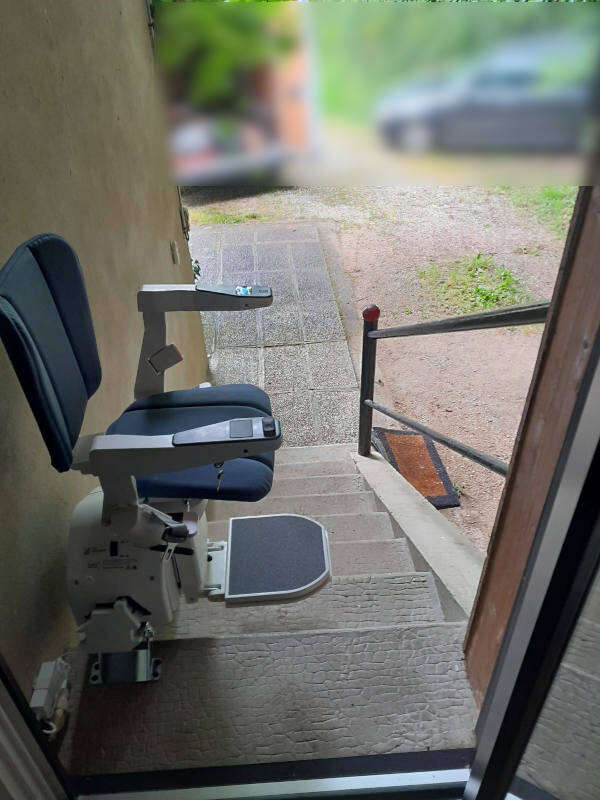 Photo de la référence Fauteuil monte-escalier droit à SAINT-ANTOINE-L'ABBAYE (38160)