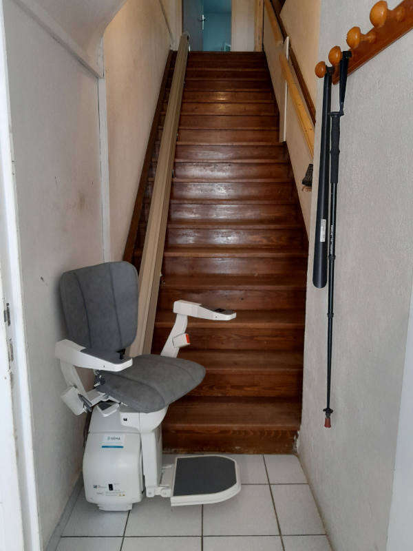 Photo de la référence Le monte-escalier qui pivote à SAUZET (26740)