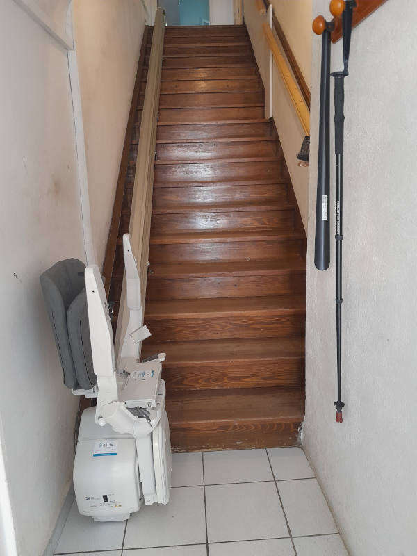 Photo de la référence Le monte-escalier qui pivote à SAUZET (26740)