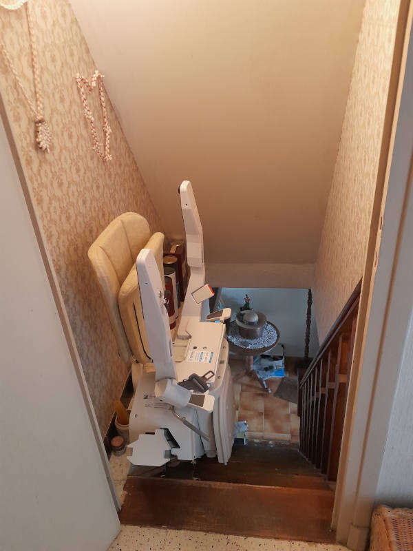 Photo de la référence Fauteuil monte-escalier droit à VINEZAC (07110)