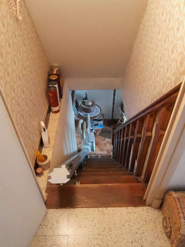 Photo de la référence Fauteuil monte-escalier droit à VINEZAC (07110)