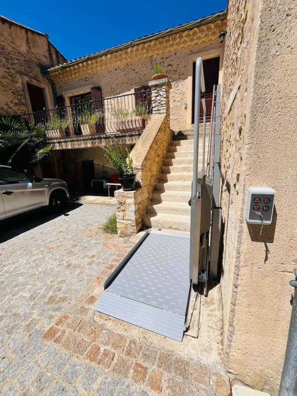 Photo de la référence La plateforme pour fauteuil roulant à SAUZET (26740)