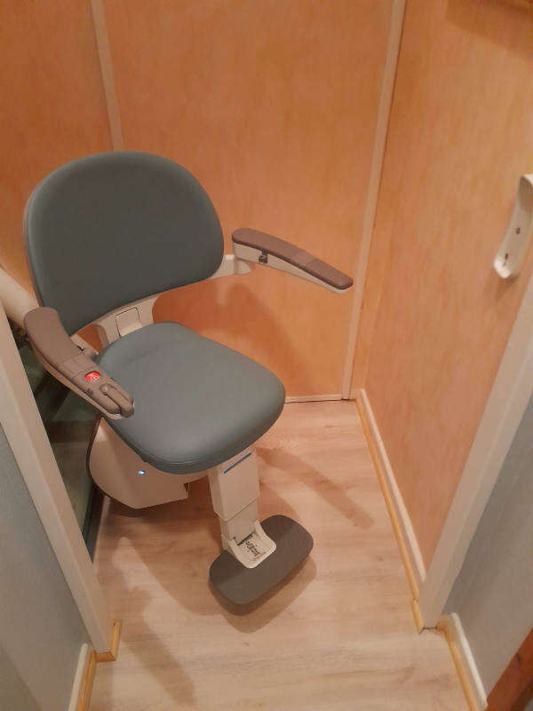 Photo de la référence Chaise pivotante pour escalier étroit à TAIN L'HERMITAGE (26600)