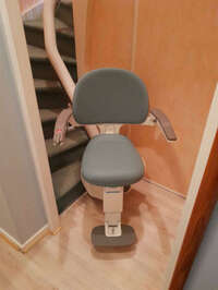 Vignette de la référence Chaise pivotante pour escalier étroit