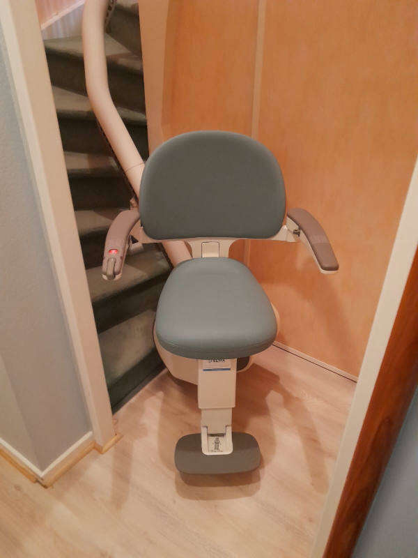Photo de la référence Chaise pivotante pour escalier étroit à TAIN L'HERMITAGE (26600)
