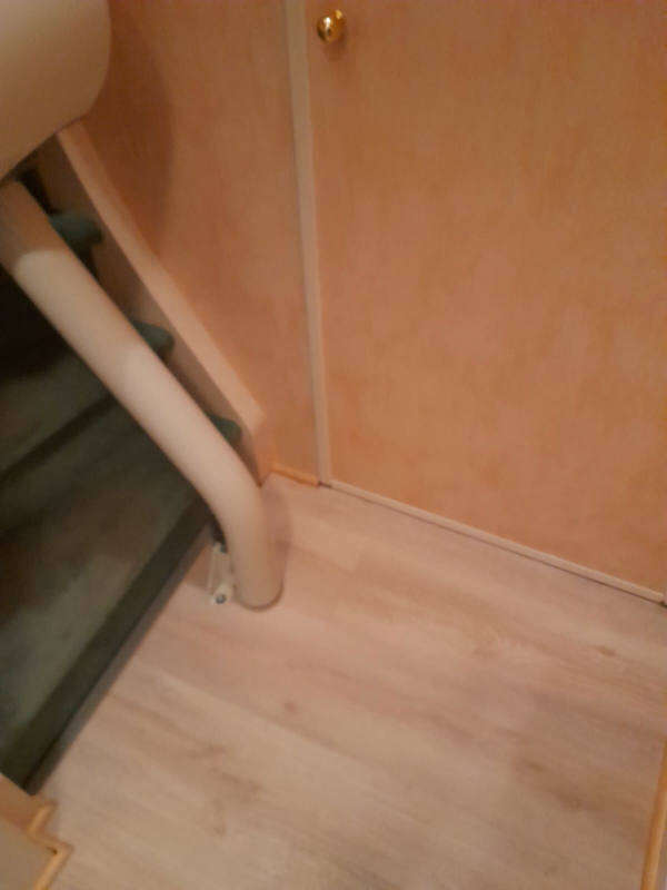 Photo de la référence Chaise pivotante pour escalier étroit à TAIN L'HERMITAGE (26600)