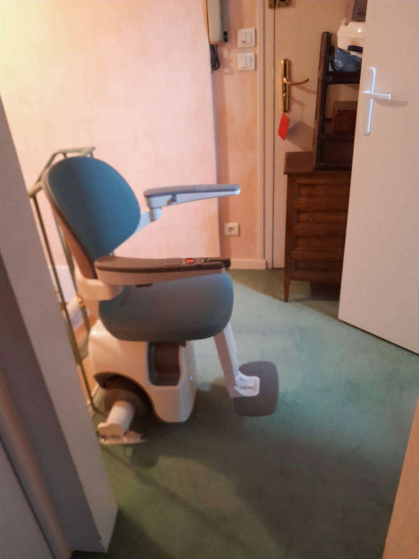 Photo de la référence Chaise pivotante pour escalier étroit à TAIN L'HERMITAGE (26600)