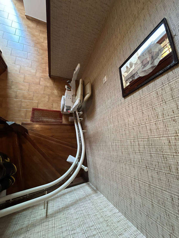 Photo de la référence Monte-charge d'escalier à GEYSSANS (26750)