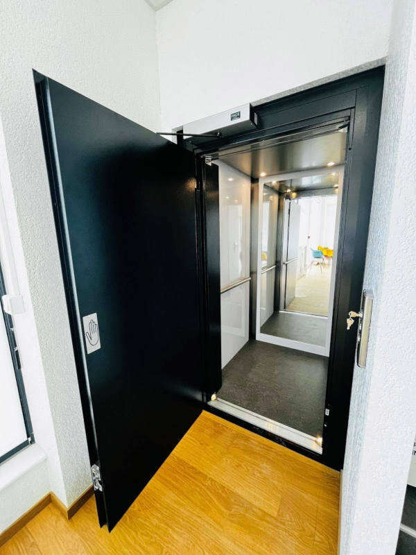Photo de la référence Ascenseur ERP dans un cabinet médical à PORTES-LES-VALENCE (26800)