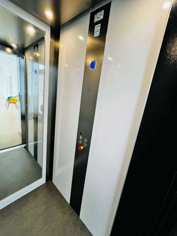 Photo de la référence Ascenseur ERP dans un cabinet médical à PORTES-LES-VALENCE (26800)