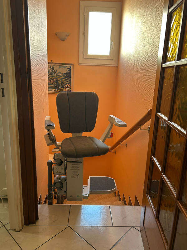 Photo de la référence Chaise monte-escalier tournant à CHARMES-SUR-RHONE (07800)