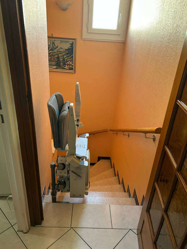 Photo de la référence Chaise monte-escalier tournant à CHARMES-SUR-RHONE (07800)
