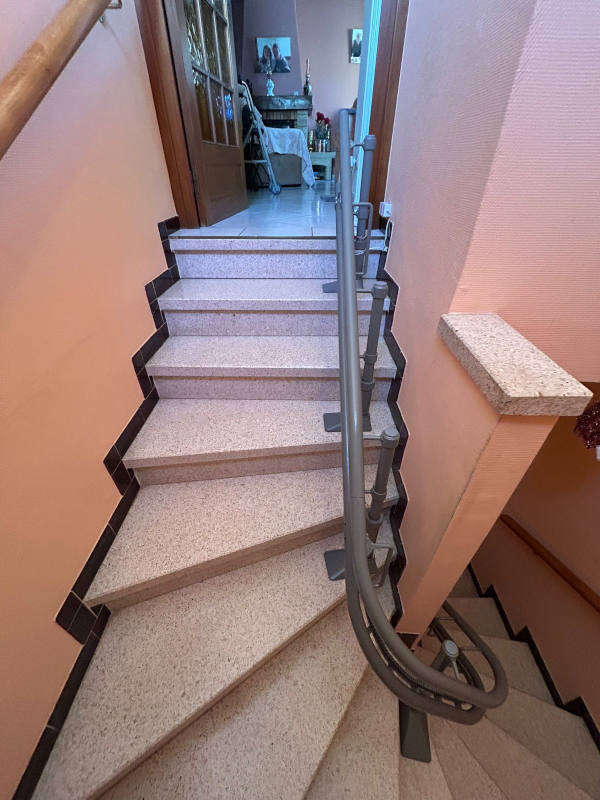 Photo de la référence Chaise monte-escalier tournant à CHARMES-SUR-RHONE (07800)