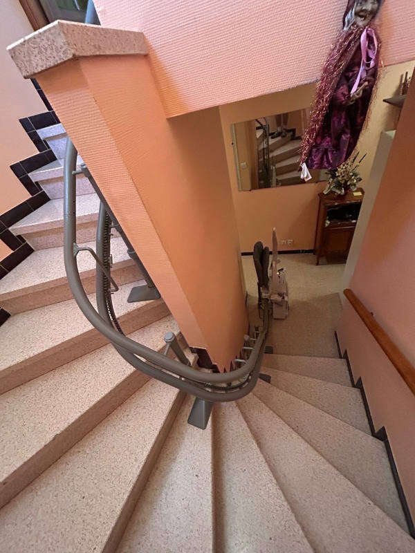 Photo de la référence Chaise monte-escalier tournant à CHARMES-SUR-RHONE (07800)
