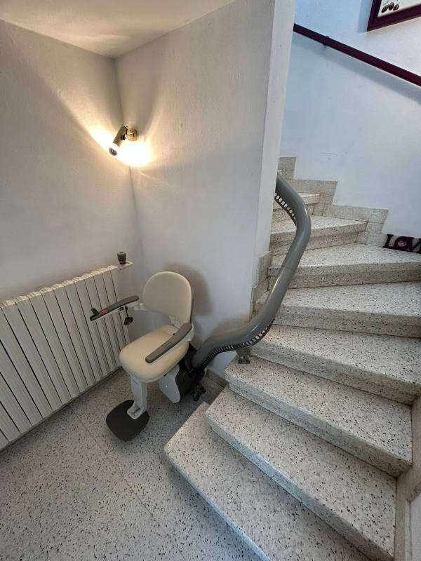 Photo de la référence Une chaise d'escalier sur-mesure à ETOILE-SUR-RHONE (26800)