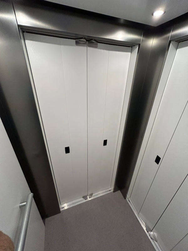 Photo de la référence Le ELFO et ses options portes : palières et en cabine à JOYEUSE (07260)