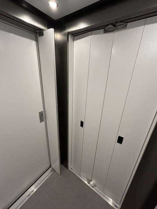 Photo de la référence Le ELFO et ses options portes : palières et en cabine à JOYEUSE (07260)