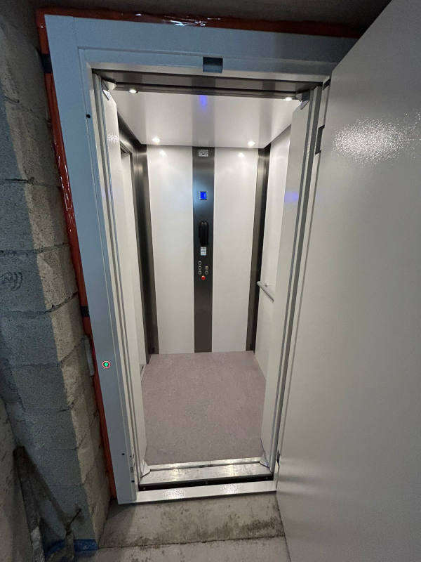 Photo de la référence Le ELFO et ses options portes : palières et en cabine à JOYEUSE (07260)