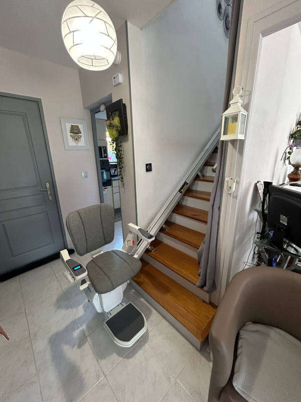 Photo de la référence Monte-fauteuil avec rail relevable à SAINT HILAIRE DE LA COTE (38260)