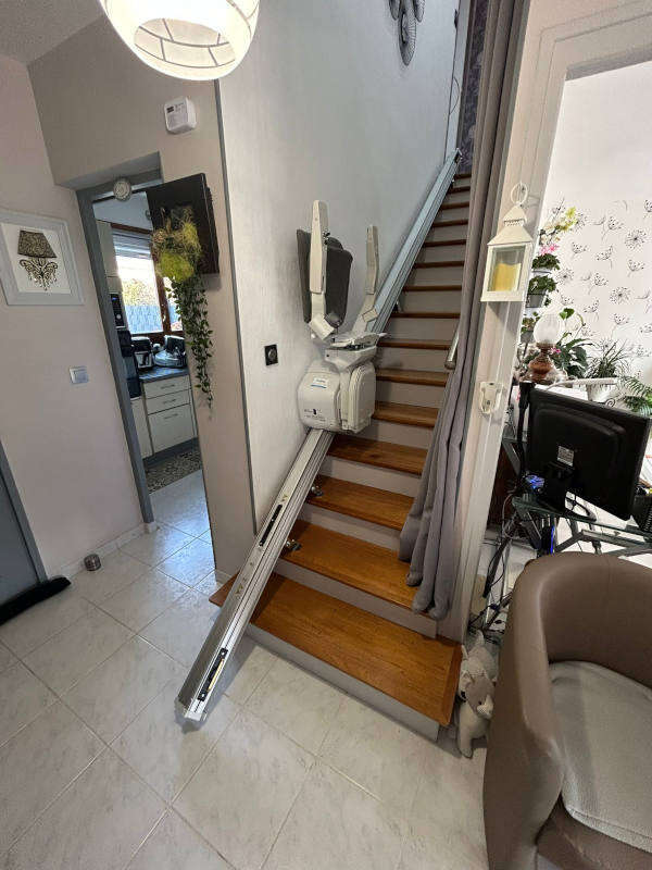 Photo de la référence Monte-fauteuil avec rail relevable à SAINT HILAIRE DE LA COTE (38260)