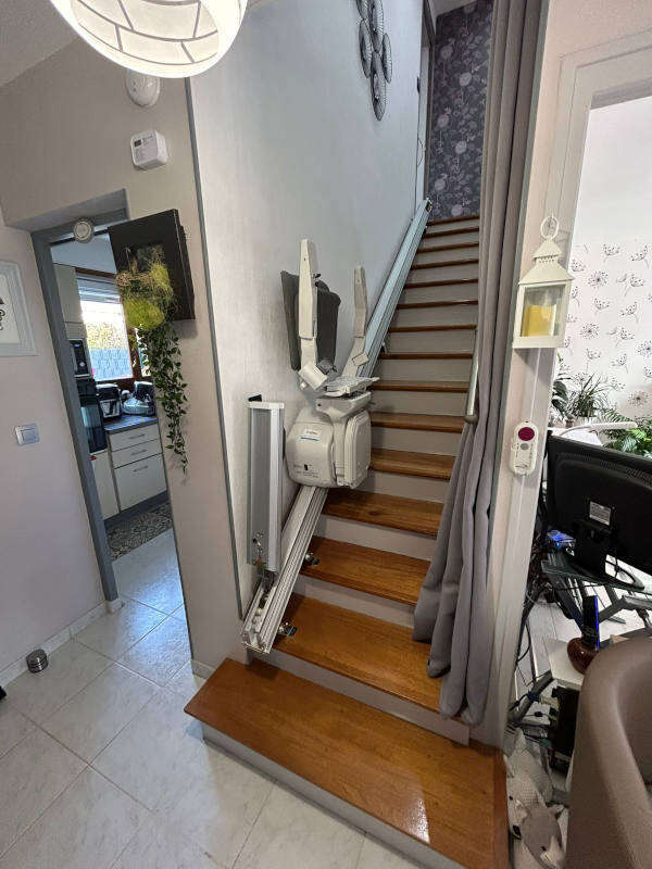 Photo de la référence Monte-fauteuil avec rail relevable à SAINT HILAIRE DE LA COTE (38260)