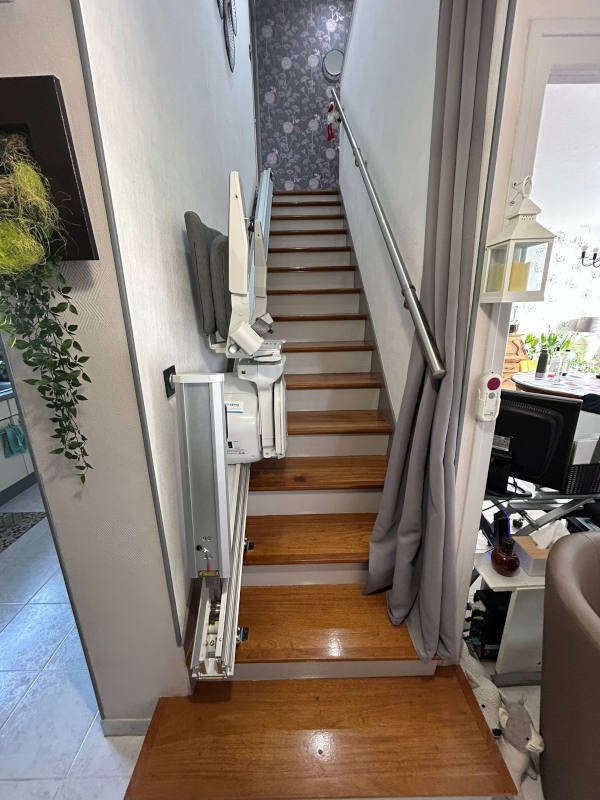 Photo de la référence Monte-fauteuil avec rail relevable à SAINT HILAIRE DE LA COTE (38260)