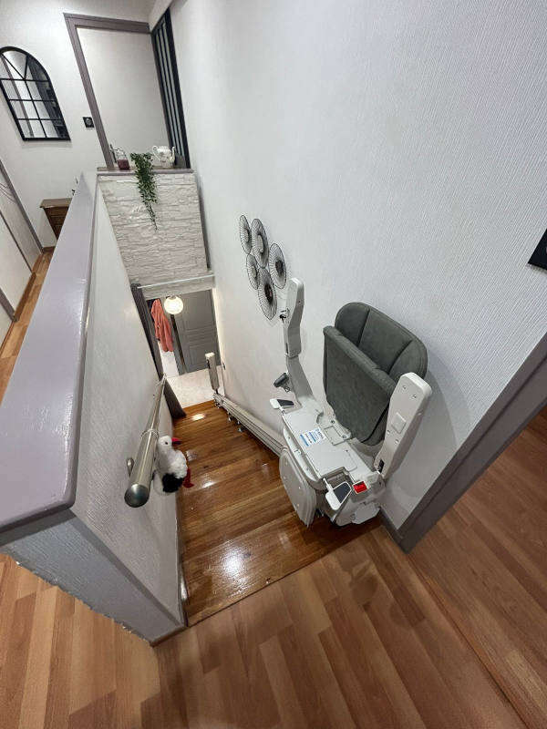 Photo de la référence Monte-fauteuil avec rail relevable à SAINT HILAIRE DE LA COTE (38260)