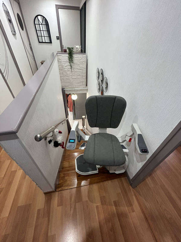 Photo de la référence Monte-fauteuil avec rail relevable à SAINT HILAIRE DE LA COTE (38260)