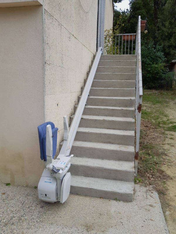 Photo de la référence Fauteuil d'escalier extérieur à ALLAN (26780)