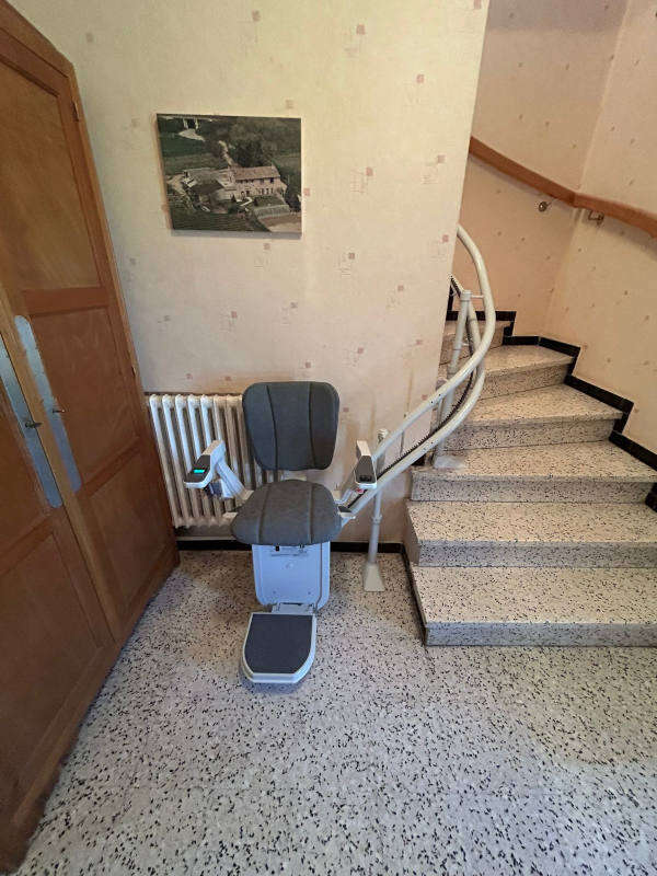 Photo de la référence Un monte escalier birail sur-mesure à LORIOL-SUR-DROME (26270)