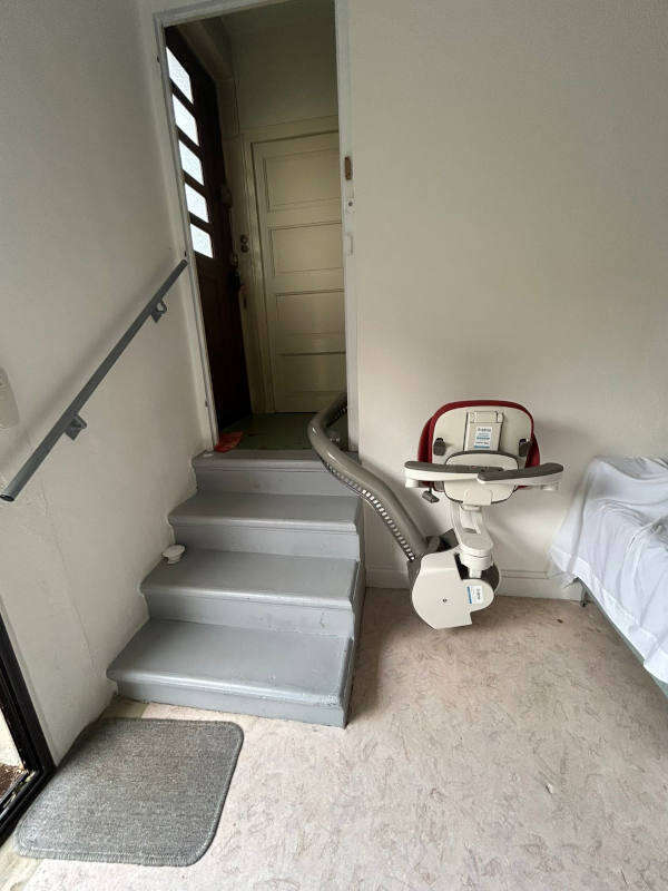 Photo de la référence Siège monte escalier sur-mesure à VALENCE (26000)