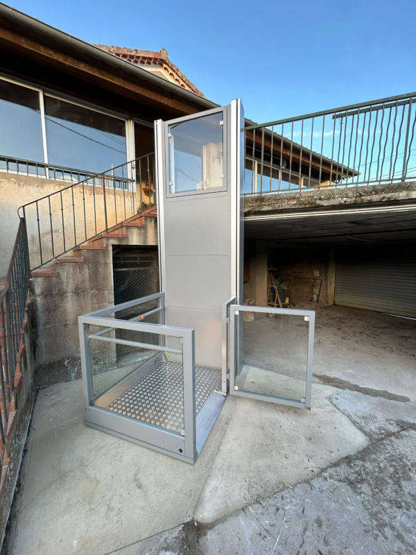 Photo de la référence Plateforme élévatrice avec accès d'équerre à SAINT-SERNIN (07200)