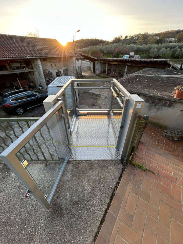 Photo de la référence Plateforme élévatrice avec accès d'équerre à SAINT-SERNIN (07200)