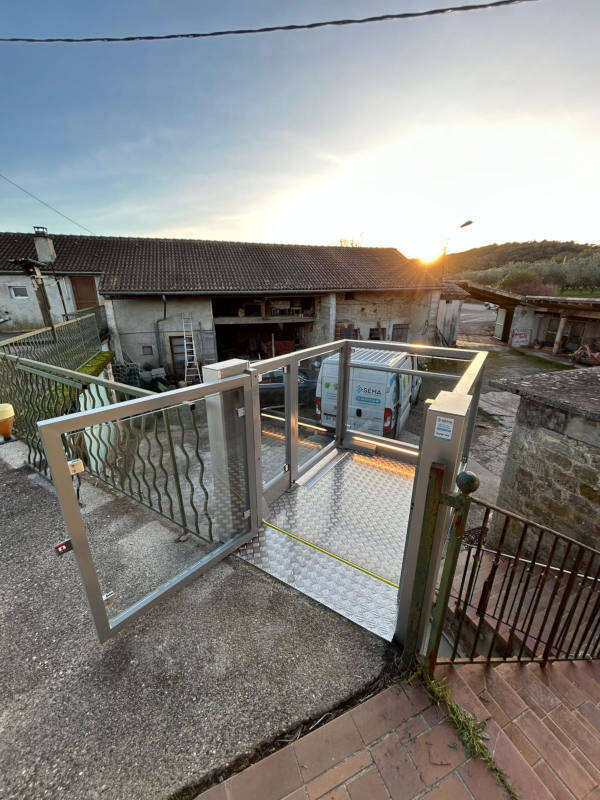 Photo de la référence Plateforme élévatrice avec accès d'équerre à SAINT-SERNIN (07200)