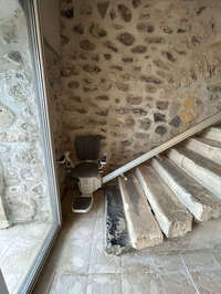 Vignette de la référence Chaise sur escalier en pierre