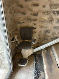 Vignette de la référence Chaise sur escalier en pierre