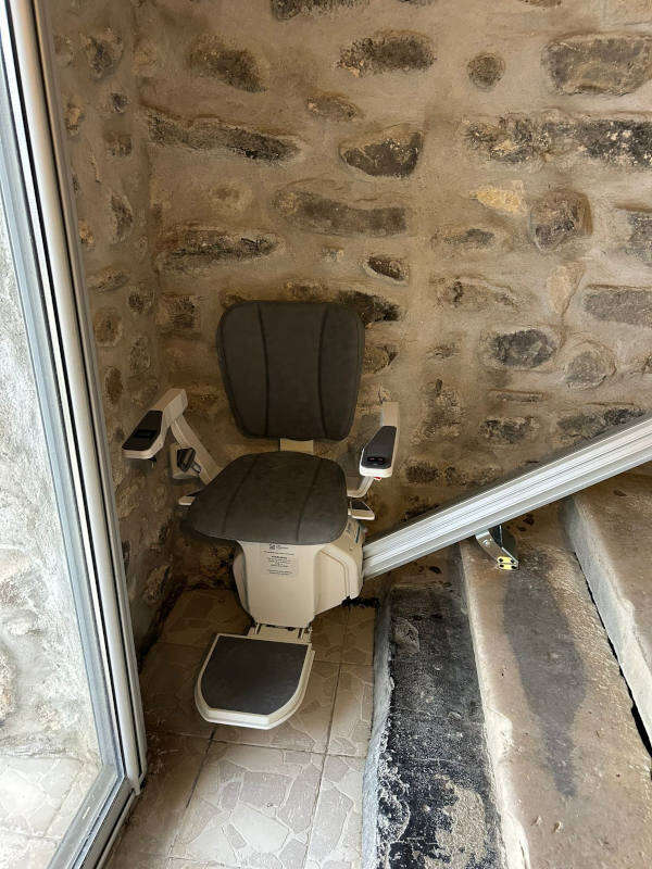 Photo de la référence Chaise sur escalier en pierre à AUBIGNAS (07400)