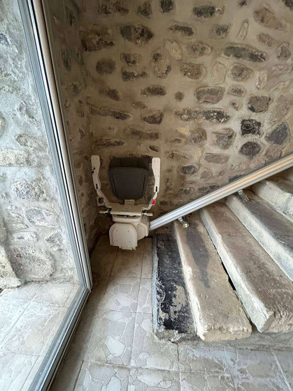 Photo de la référence Chaise sur escalier en pierre à AUBIGNAS (07400)