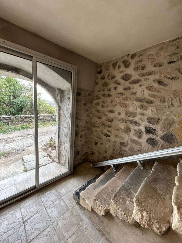 Photo de la référence Chaise sur escalier en pierre à AUBIGNAS (07400)