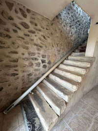 Vignette de la référence Chaise sur escalier en pierre