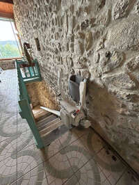 Vignette de la référence Chaise sur escalier en pierre