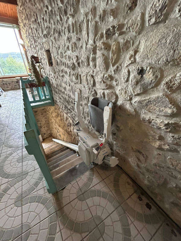 Photo de la référence Chaise sur escalier en pierre à AUBIGNAS (07400)