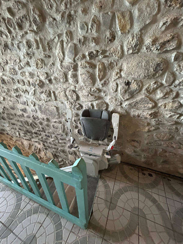 Photo de la référence Chaise sur escalier en pierre à AUBIGNAS (07400)