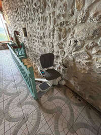 Vignette de la référence Chaise sur escalier en pierre