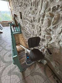 Vignette de la référence Chaise sur escalier en pierre