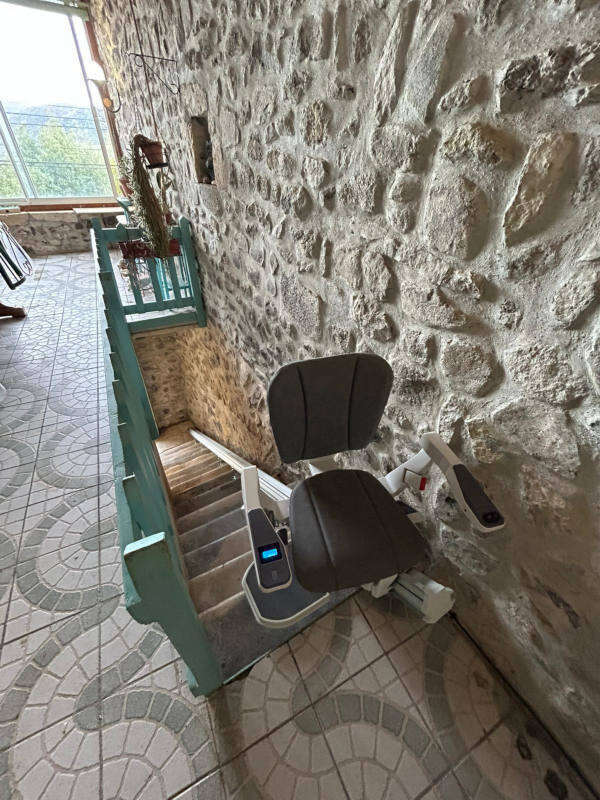 Visuel : Chaise sur escalier en pierre AUBIGNAS (07400)