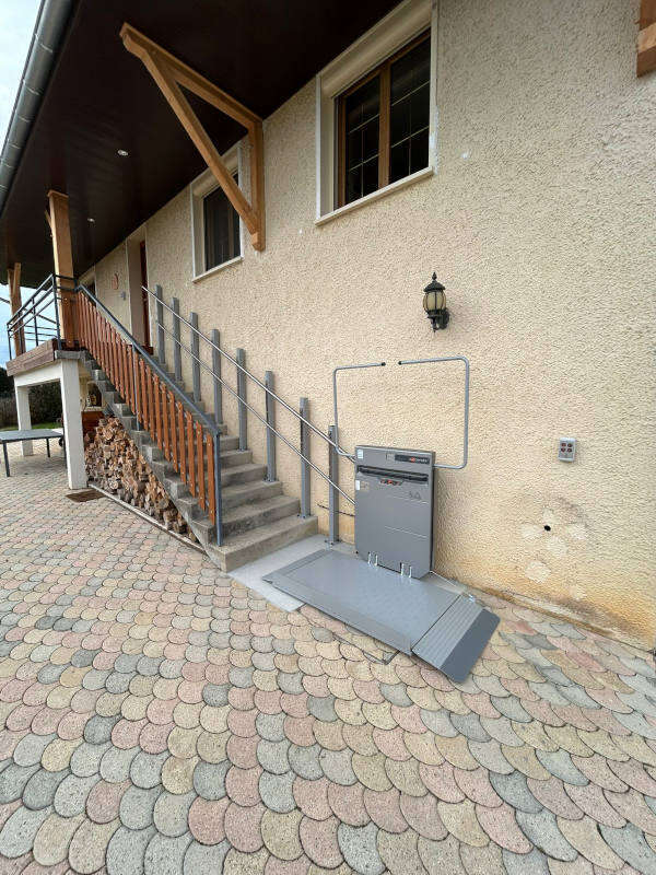 Photo de la référence Plateforme monte escalier inclinée à GILLONAY (38260)