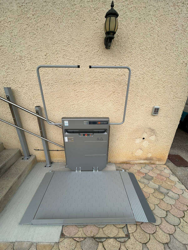 Photo de la référence Plateforme monte escalier inclinée à GILLONAY (38260)